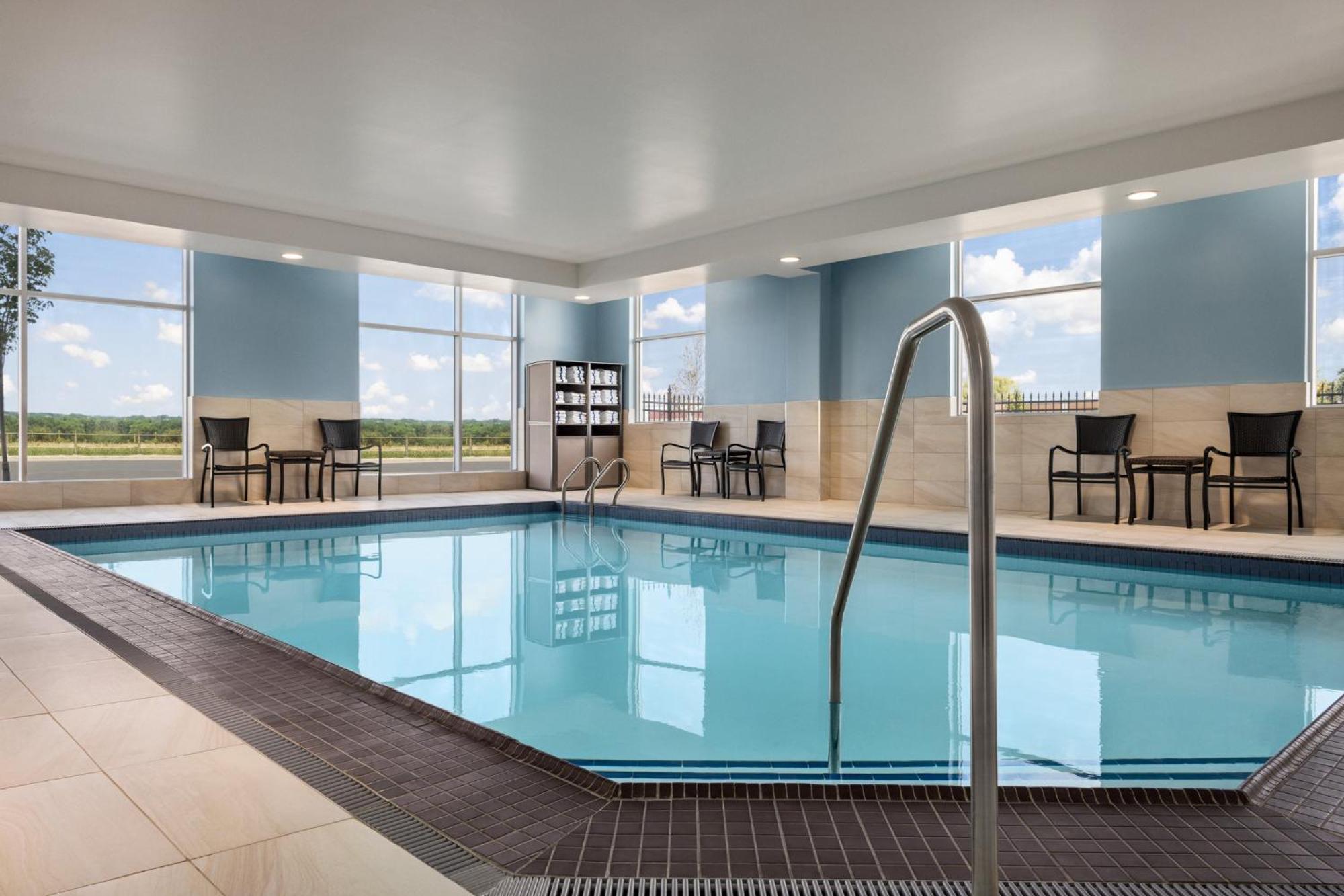 Holiday Inn Express - Strathroy By Ihg Eksteriør billede